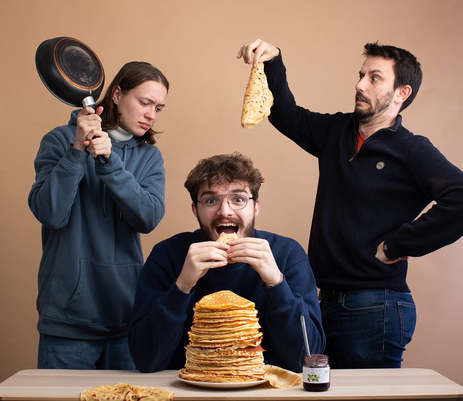 Photographie d'équipe fun du photographe de Tours en train de manger des pains aux chocolats d'une boulangerie
