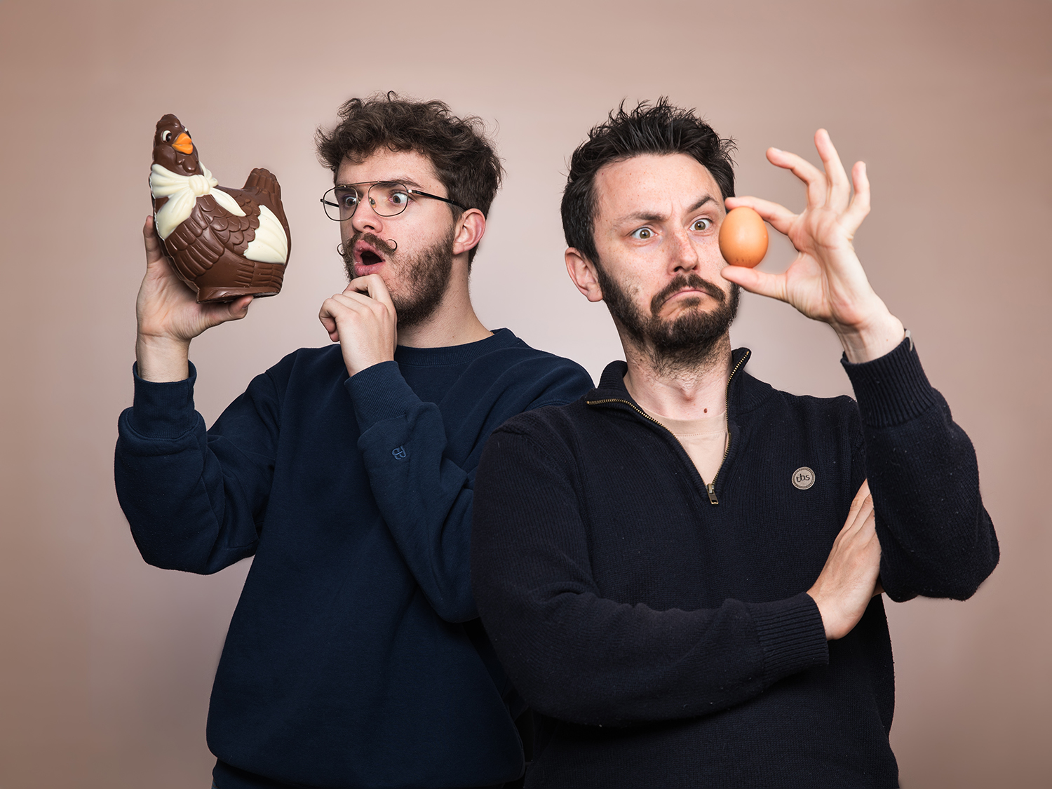 Photographie d'équipe originale du photographe de Tours et son équipe sur le thème de Pâques