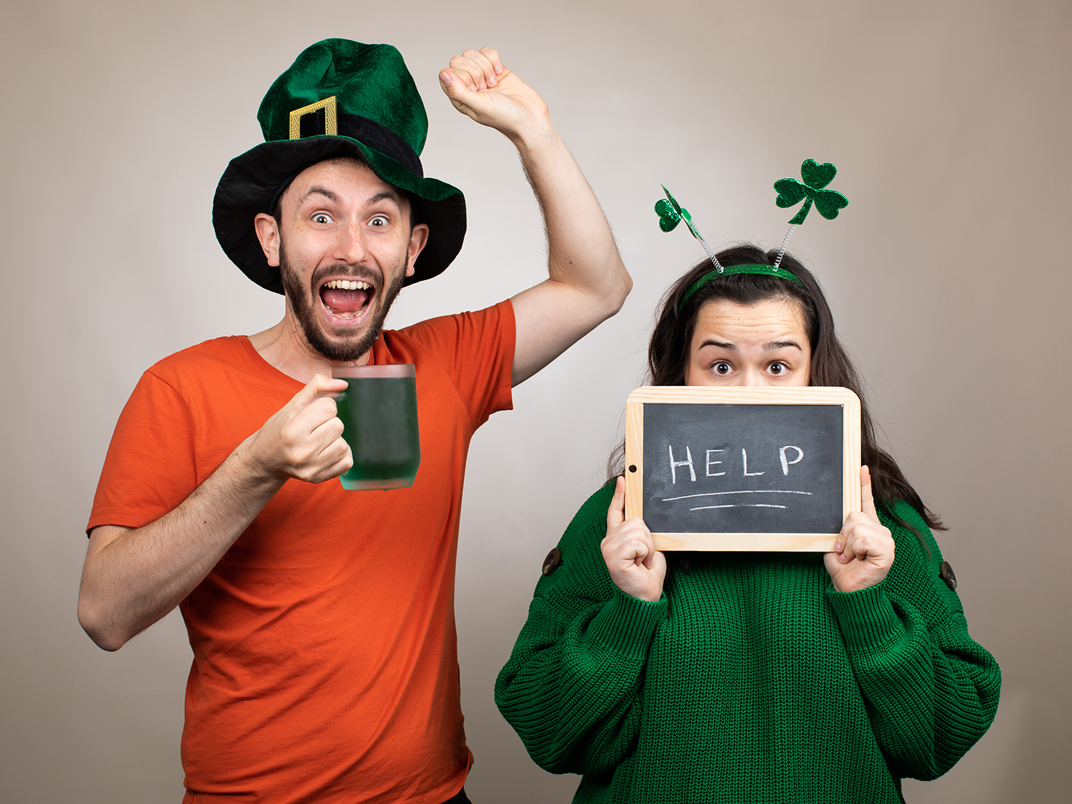 Photographie d'équipe originale du photographe de Tours et son équipe sur le thème de la Saint-Patrick