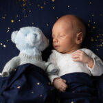 Portrait d'un bébé qui dort avec son doudou pris par le photographe de Tours
