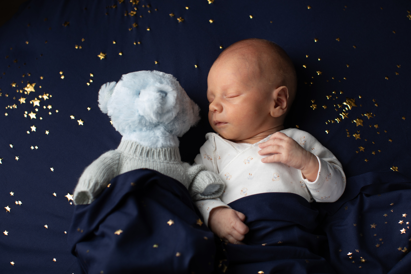 Portrait d'un bébé qui dort avec son doudou pris par le photographe de Tours