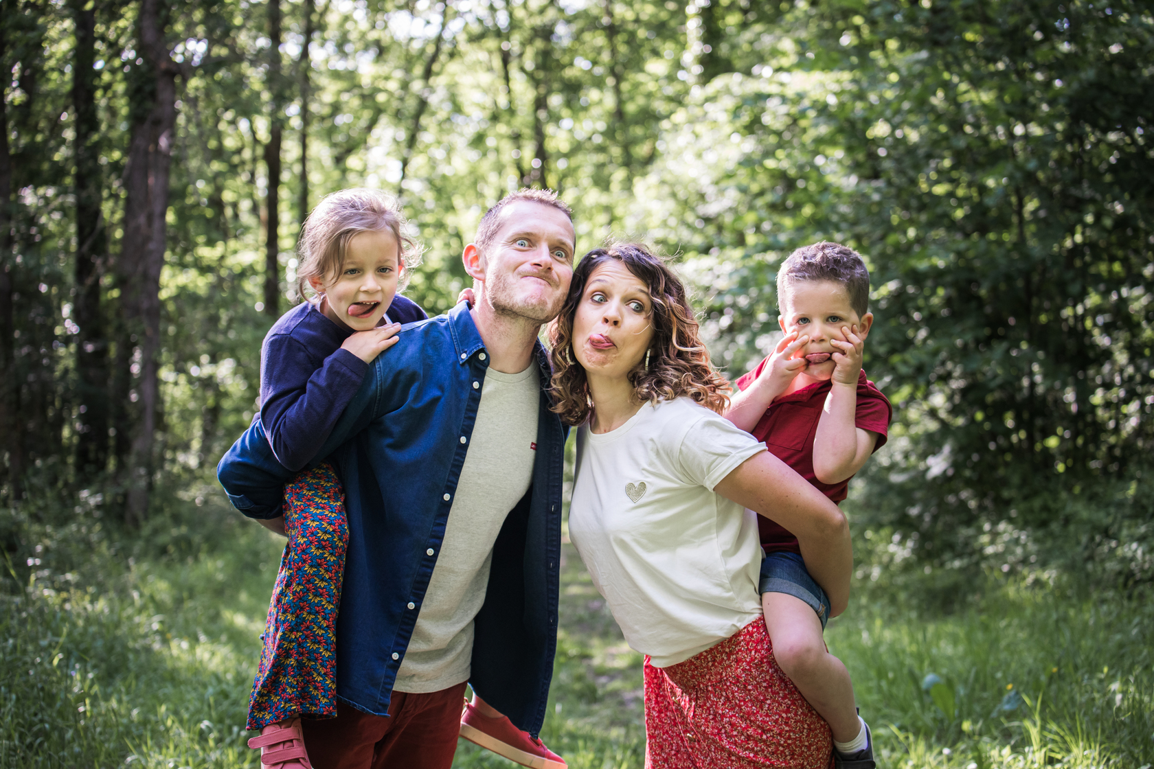 Portrait de famille original et décalé, style EVJF, pris en extérieur par un photographe réputé de Tours