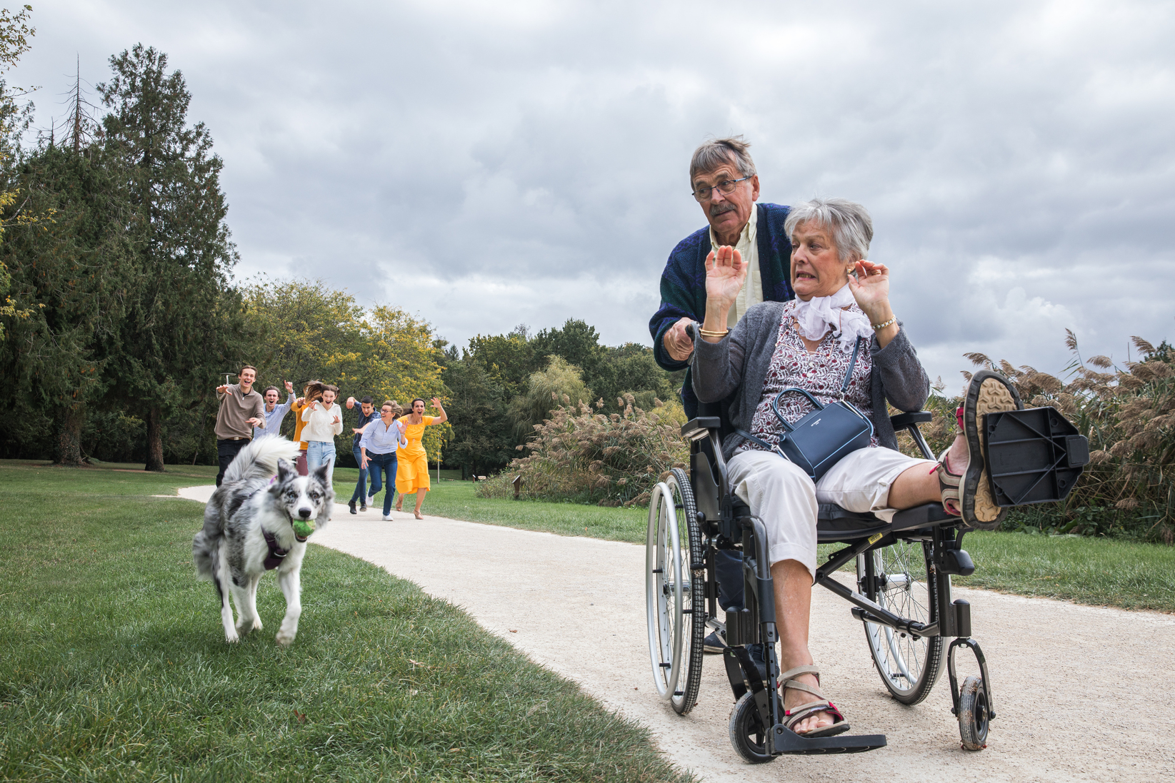 Portrait de famille original et décalé, style EVJF, pris en extérieur par un photographe réputé de Tours