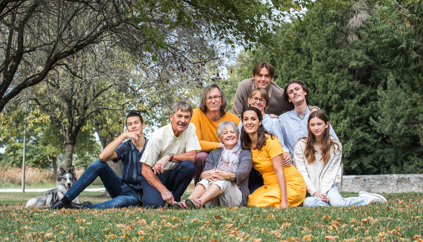 Portrait de famille original et décalé, style EVJF, pris en extérieur par un photographe réputé de Tours