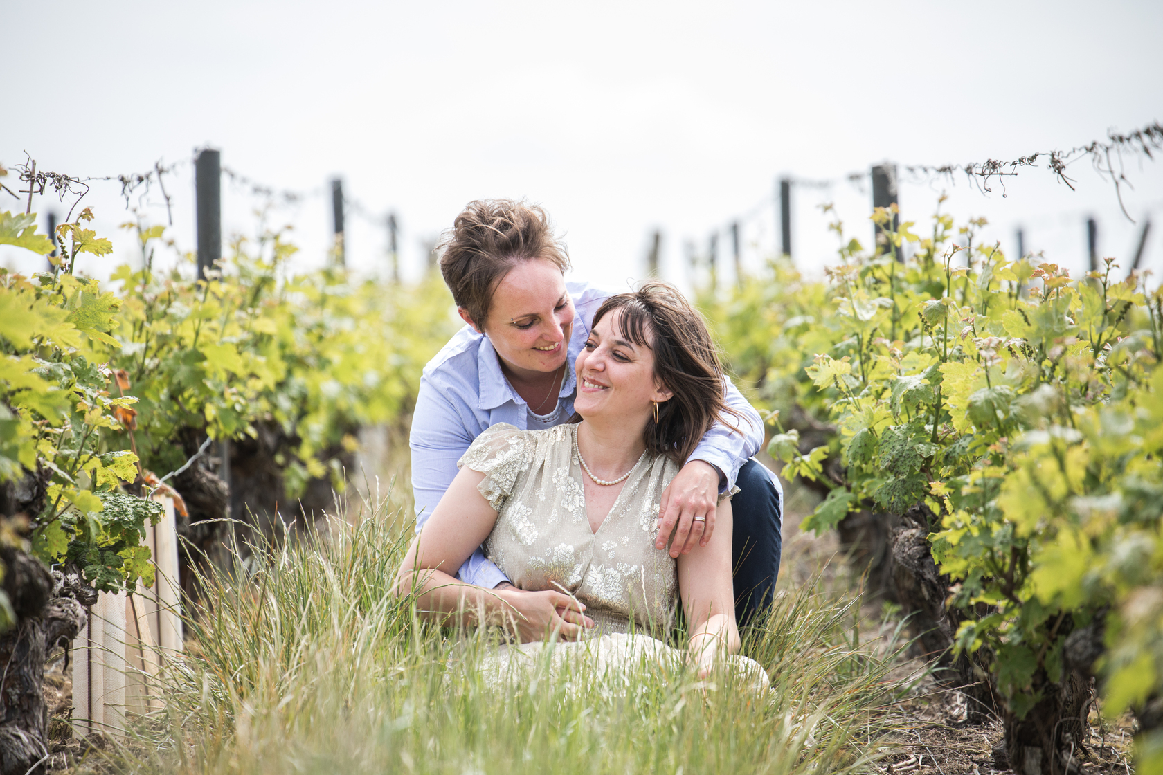 Portrait d'un couple LGBT, avec une très belle lumière, pris en extérieur par un photographe réputé de Tours