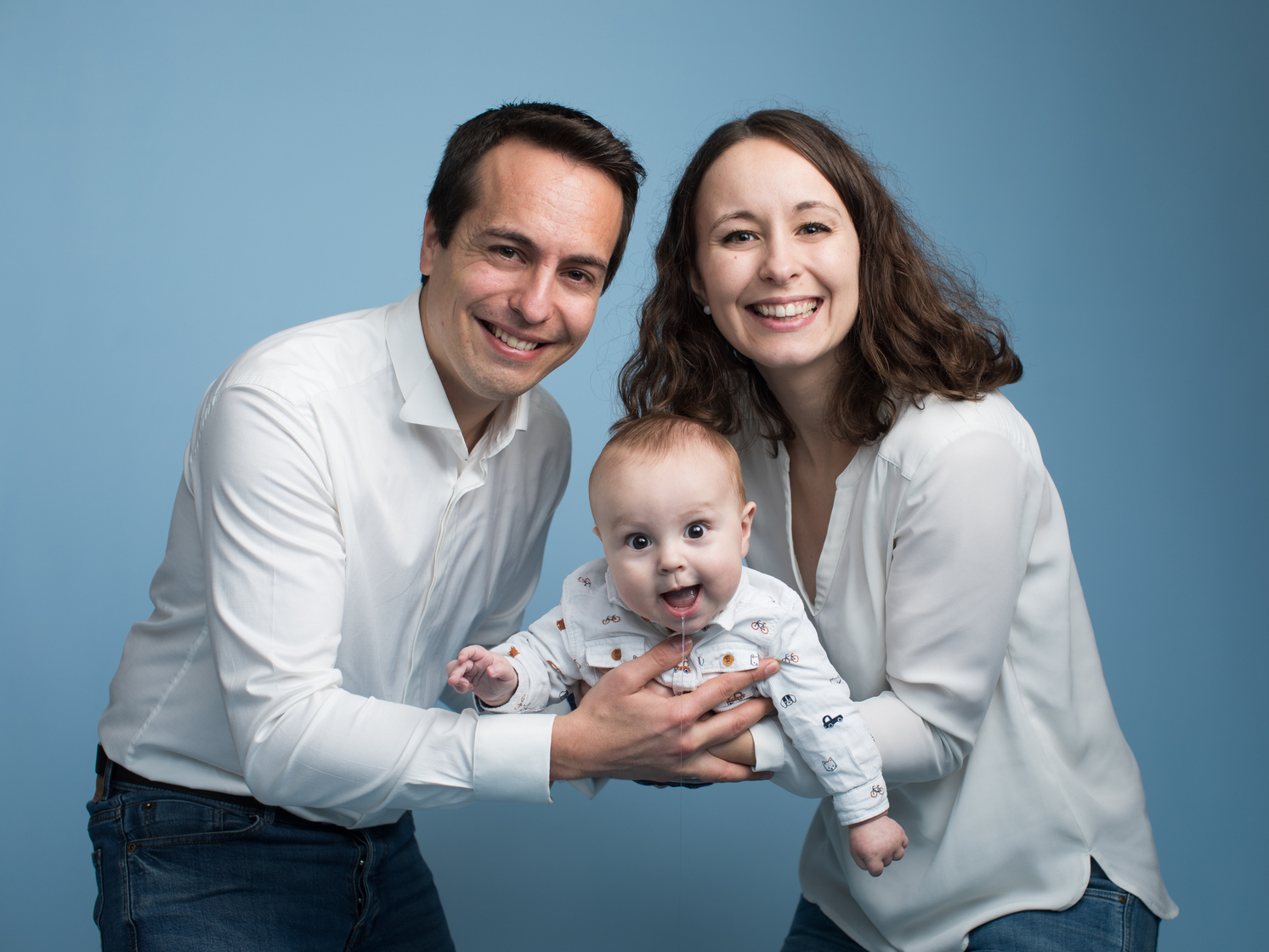 Portrait de famille à l'occasion d'une naissance pris en studio par un photographe à Tours