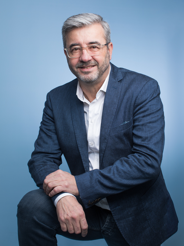 Magnifique portrait coloré, original et décalé d'un professionnel, pris en studio par un photographe réputé de Tours
