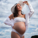 Portrait extérieur décalé et original d'une femme enceinte, avec une très belle lumière, pris par un photographe de Tours