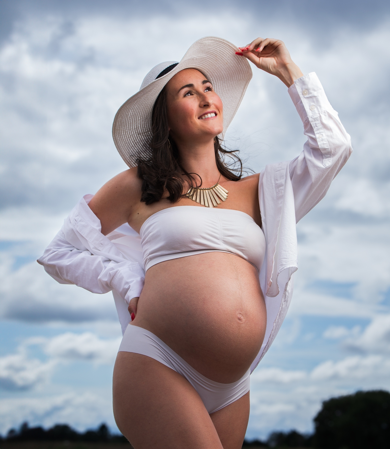 Portrait extérieur décalé et original d'une femme enceinte, avec une très belle lumière, pris par un photographe de Tours