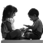 Portrait de deux enfants en studio qui s'amusent, pris par le photographe de Tours