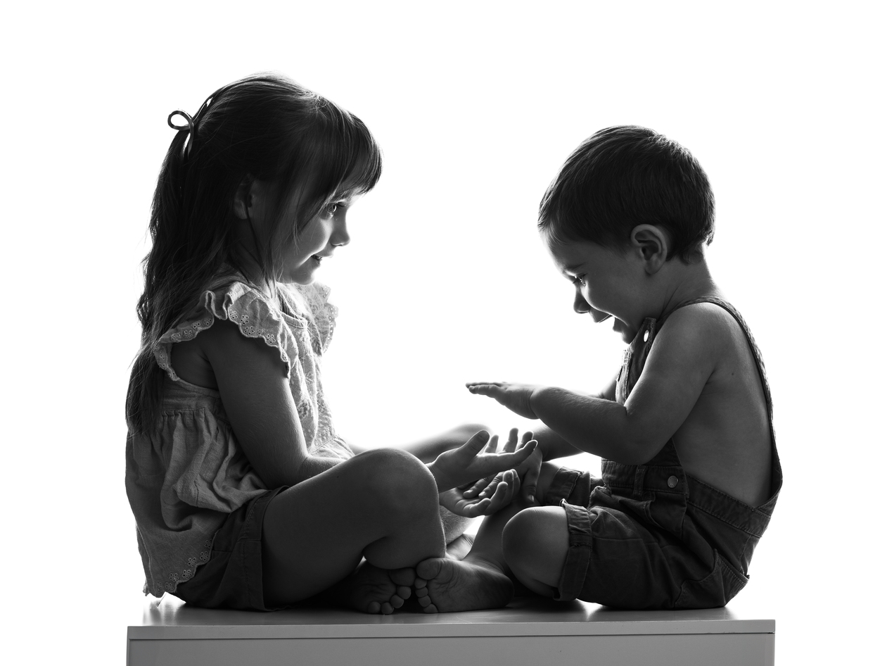 Portrait de deux enfants en studio qui s'amusent, pris par le photographe de Tours