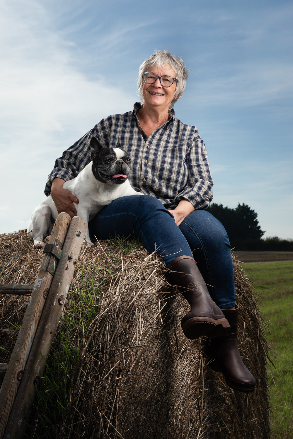 Portrait extérieur décalé et original d'une femme âgée, avec une très belle lumière, pris par un photographe de Tours
