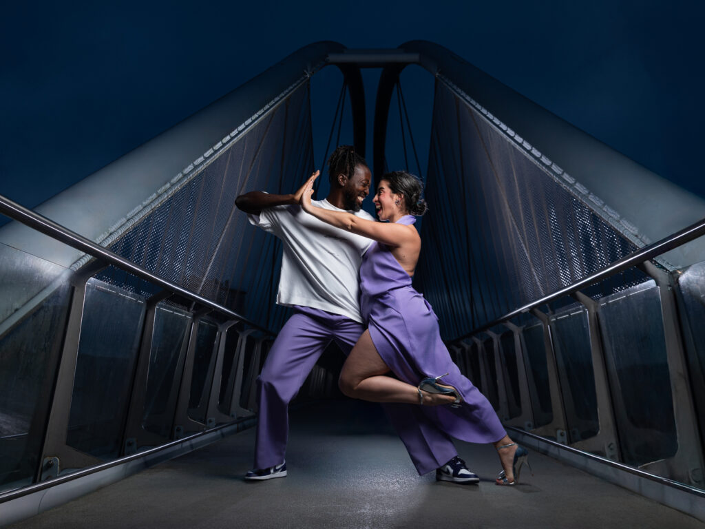 Portrait d'un couple, avec une très belle lumière, pris en extérieur par un photographe réputé de Tours