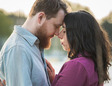Portrait d'un couple, avec une très belle lumière, pris en extérieur par un photographe réputé de Tours