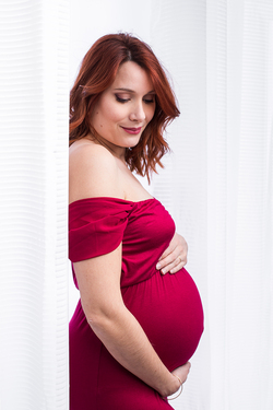 Magnifique portrait d'une femme enceinte, pris en studio par un photographe réputé de Tours