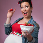 Magnifique portrait coloré, original et décalé d'une femme enceinte, pris en studio par un photographe réputé de Tours