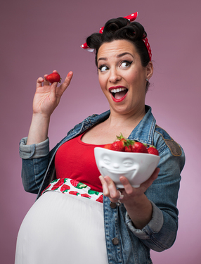 Magnifique portrait coloré, original et décalé d'une femme enceinte, pris en studio par un photographe réputé de Tours