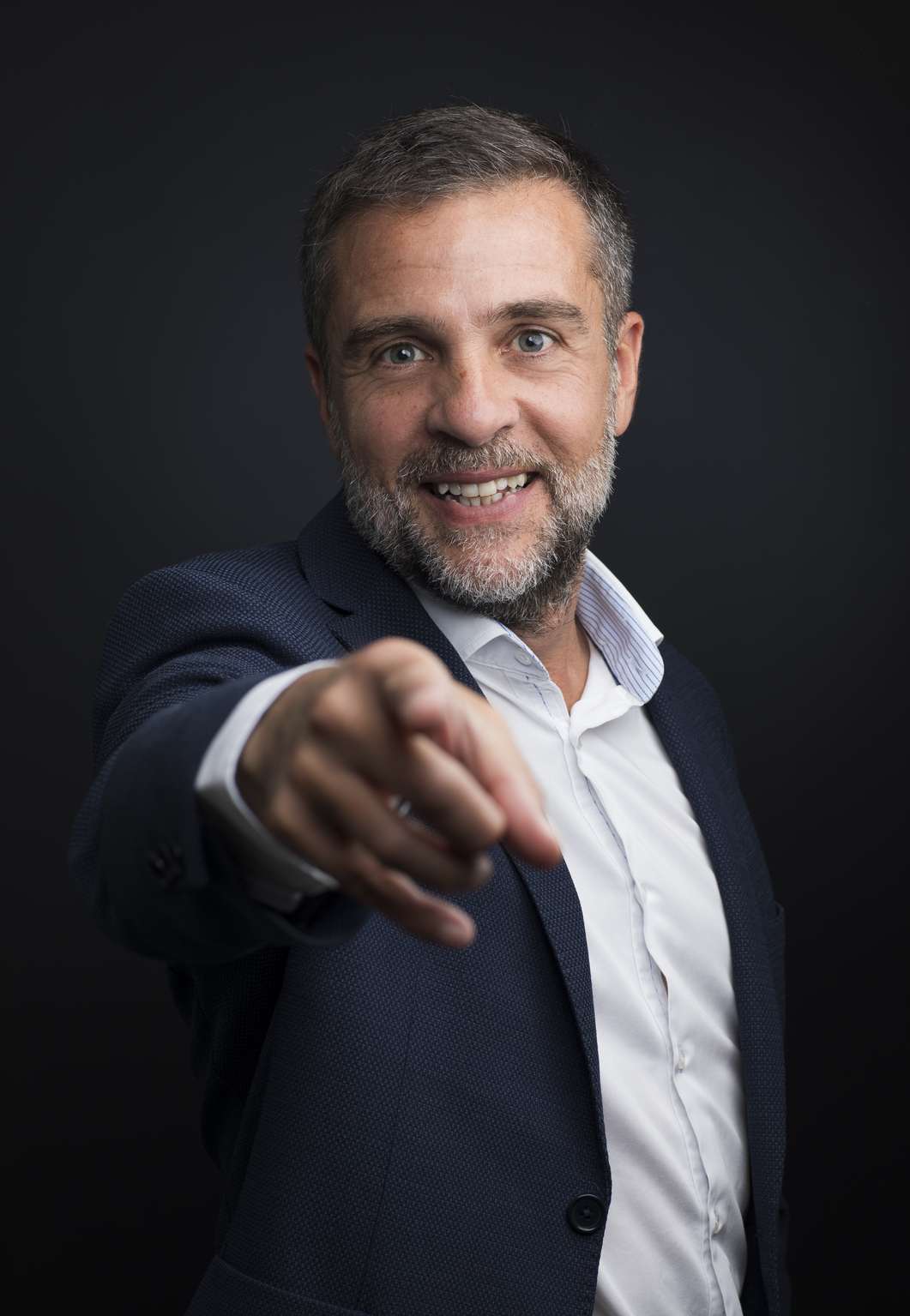 Magnifique portrait coloré, original et décalé d'un professionnel, pris en studio par un photographe réputé de Tours