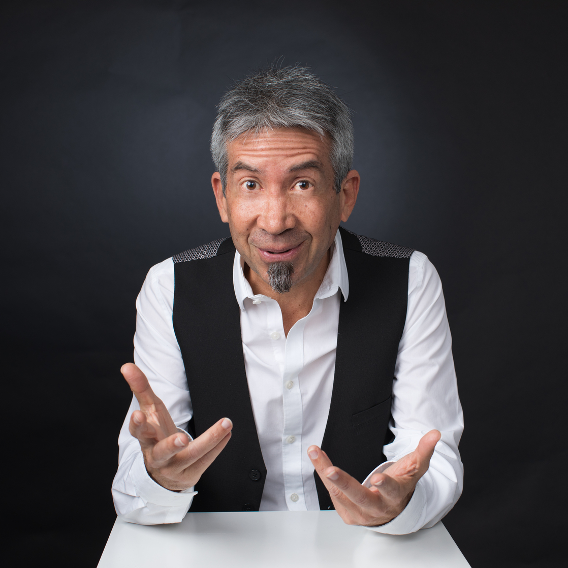 Magnifique portrait coloré, original et décalé d'un professionnel, pris en studio par un photographe réputé de Tours
