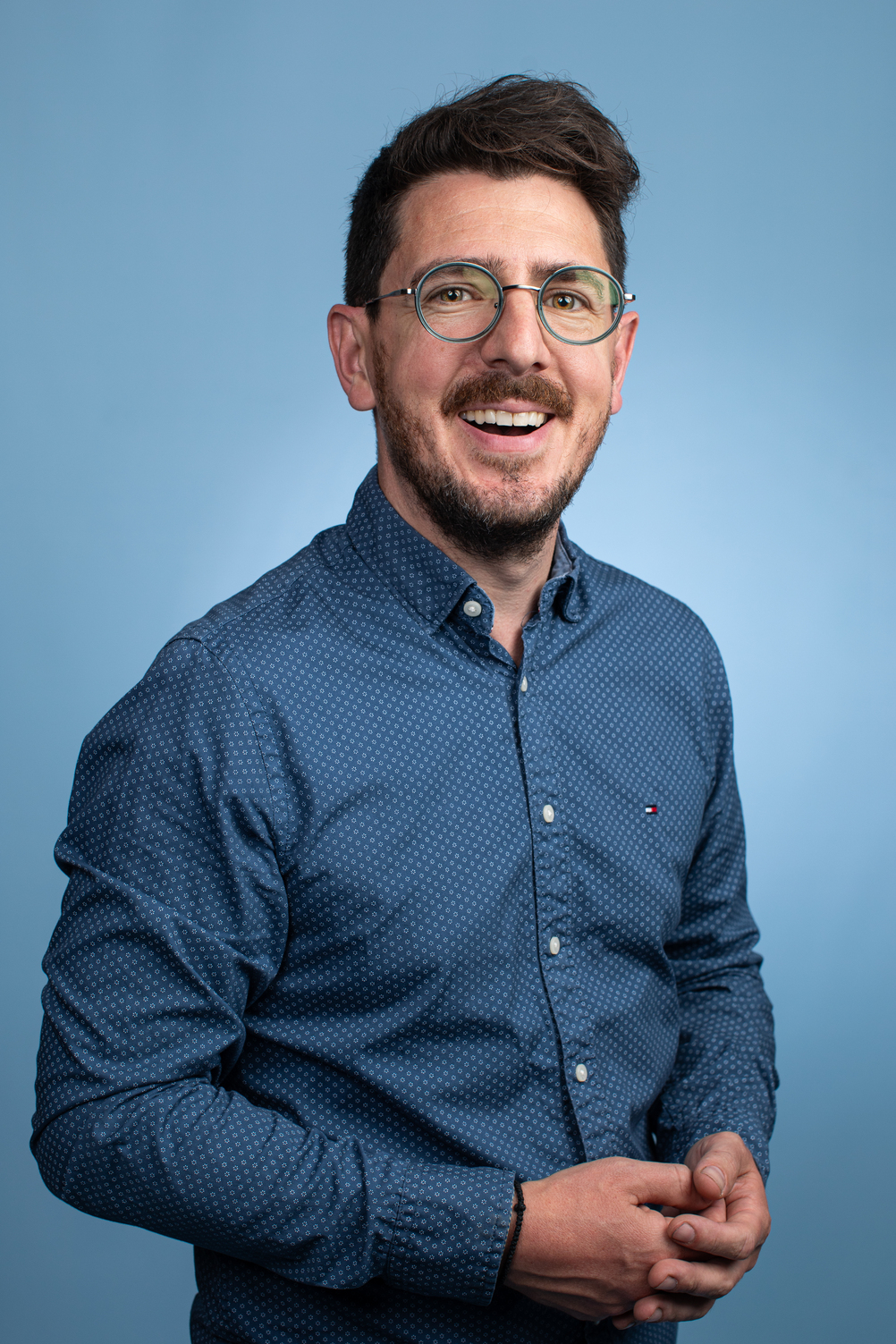 Magnifique portrait coloré, original et décalé d'un professionnel, pris en studio par un photographe réputé de Tours