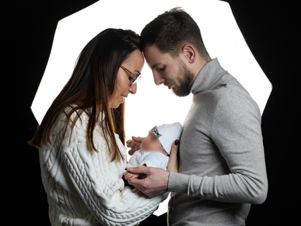 Portrait de famille à l'occasion d'une grossesse, pris en studio par un photographe à Tours