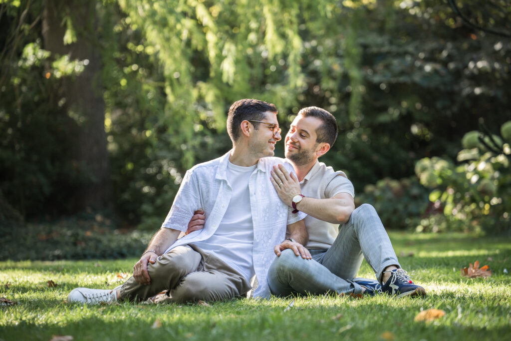 Portrait en extérieur d'un couple LGBTQI+, pris par un photographe réputé de Tours