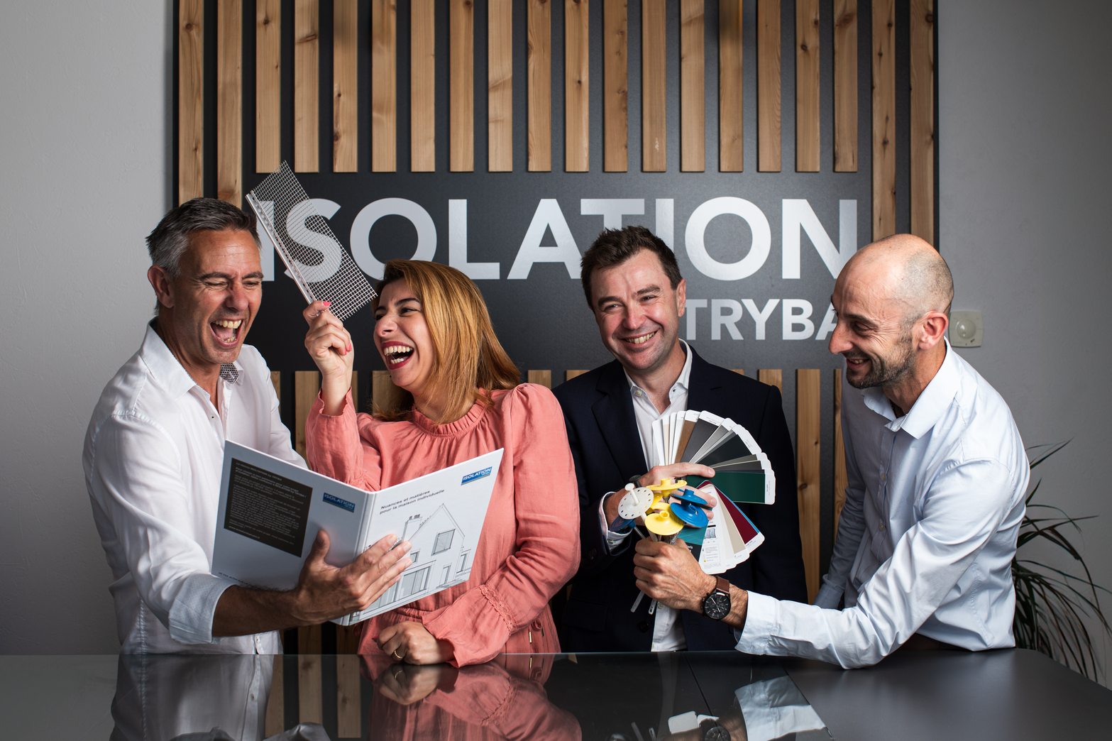 Magnifique photo colorée, original et décalé de plusieurs professionnels, pris dans leur locaux par un photographe réputé de Tours