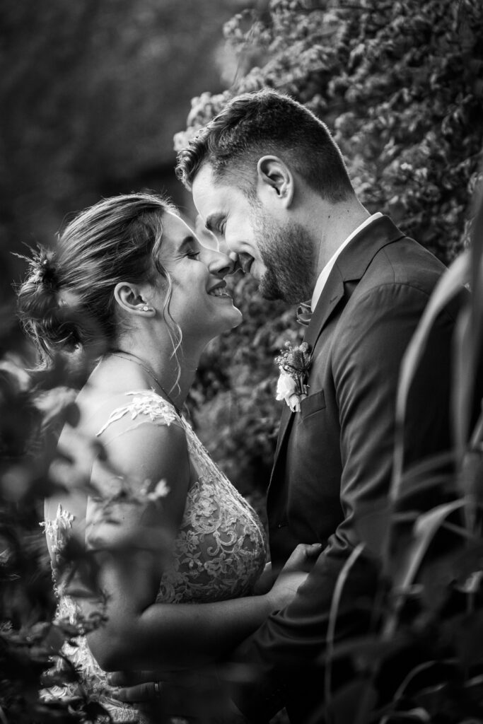Un couple de marié photographié par Thibault de Tours