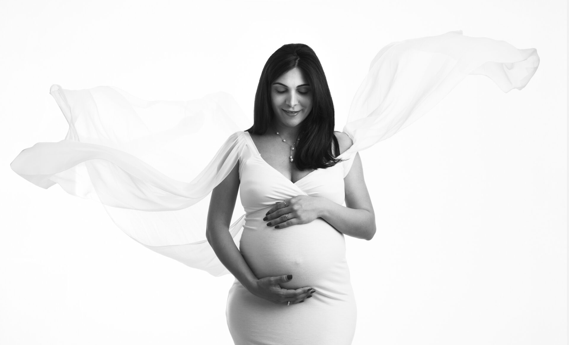 Portrait de femme enceinte à l'occasion de sa grossesse, pris en studio par un photographe à Tours