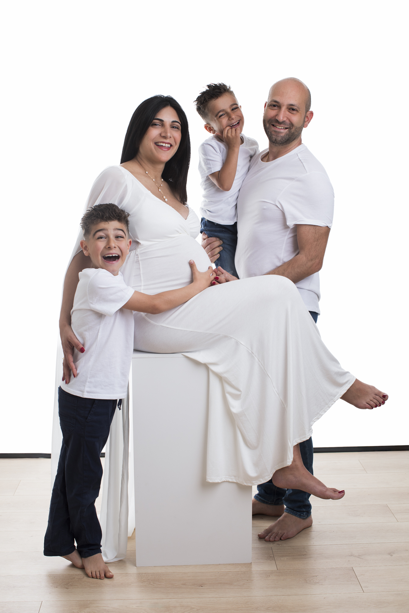 Portrait de famille à l'occasion d'une grossesse, pris en studio par un photographe à Tours
