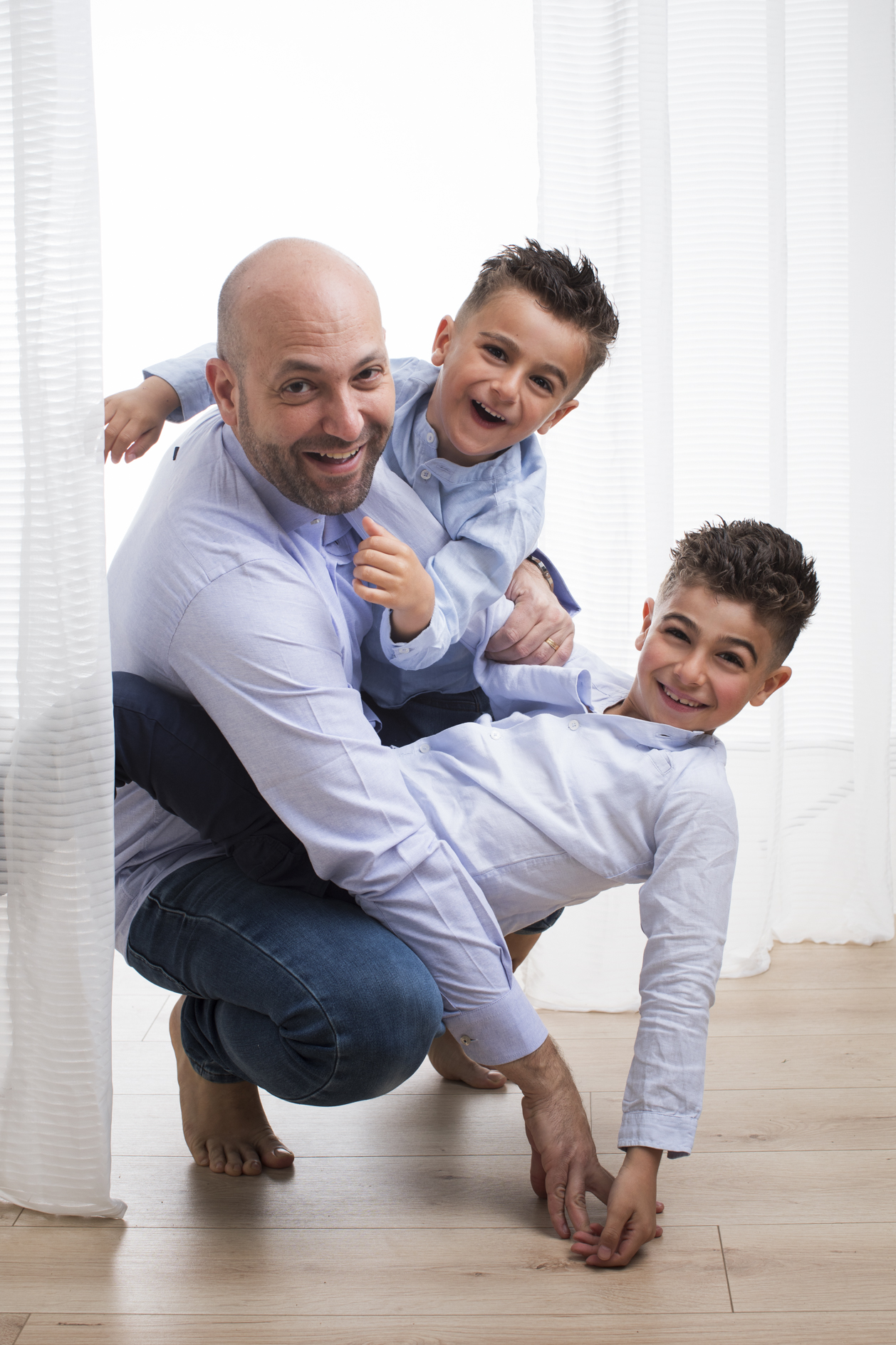 Portrait de famille à l'occasion d'une grossesse, pris en studio par un photographe à Tours