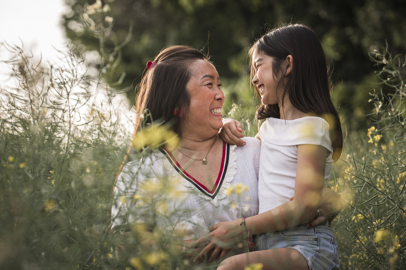 Magnifique portrait de famille, pris en extérieur par un photographe réputé de Tours
