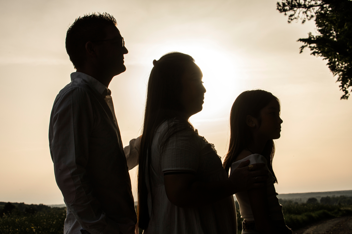Magnifique portrait de famille à contre-jour, pris en extérieur par un photographe réputé de Tours