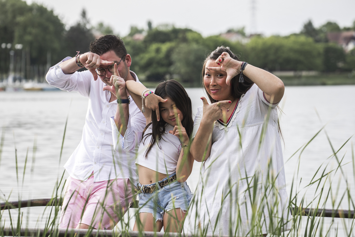 Magnifique portrait de famille, pris en extérieur par un photographe réputé de Tours