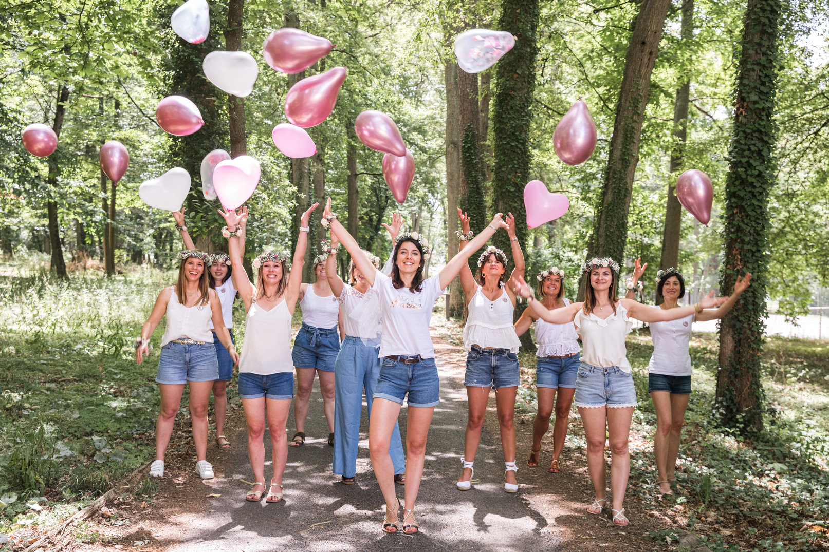 Portrait d'une future mariée pour son EVJF, pris en extérieur par un photographe en studio à Tours