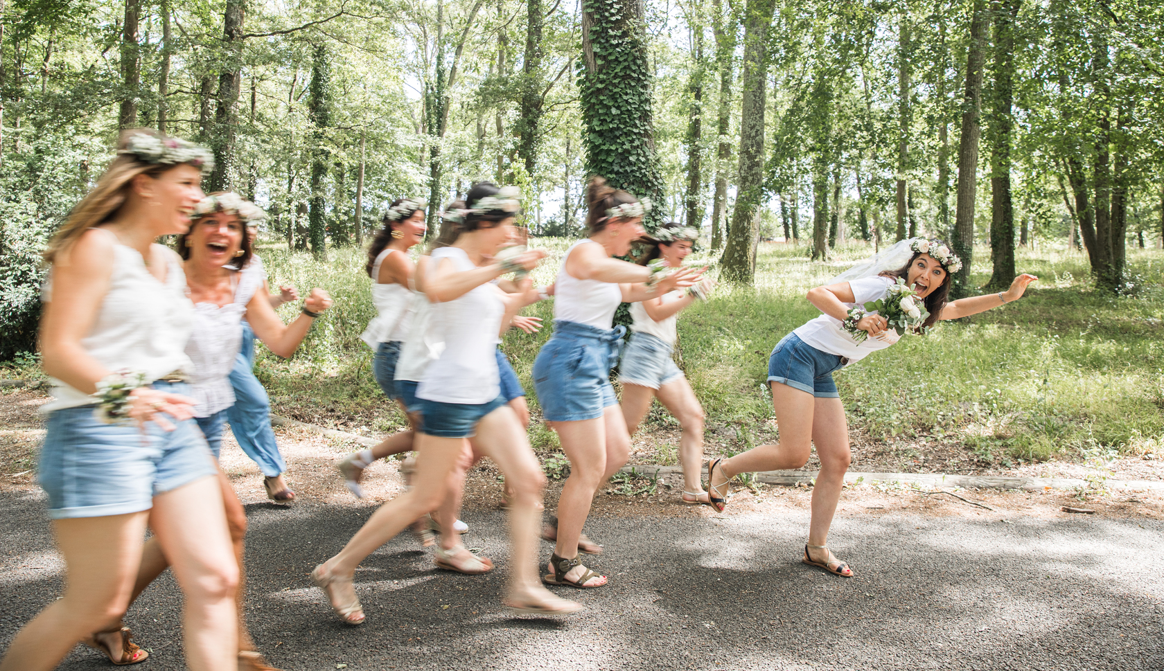 Portrait d'une future mariée pour son EVJF, pris en extérieur par un photographe en studio à Tours