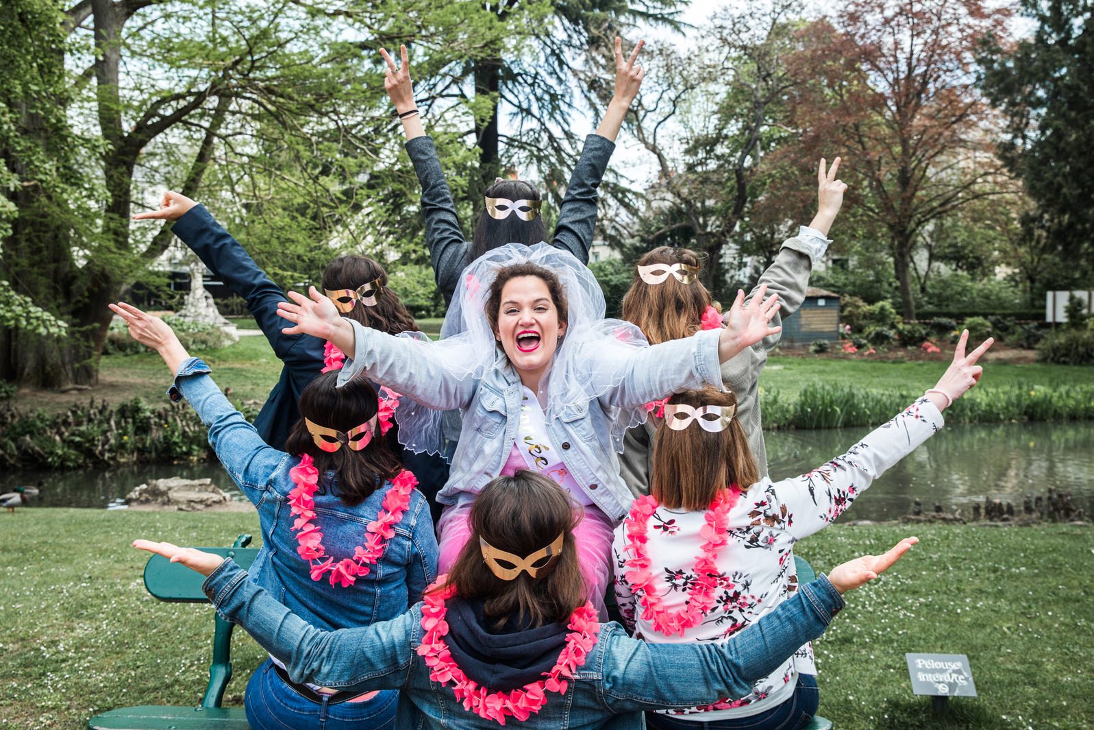 Portrait d'une future mariée pour son EVJF, pris en extérieur par un photographe en studio à Tours