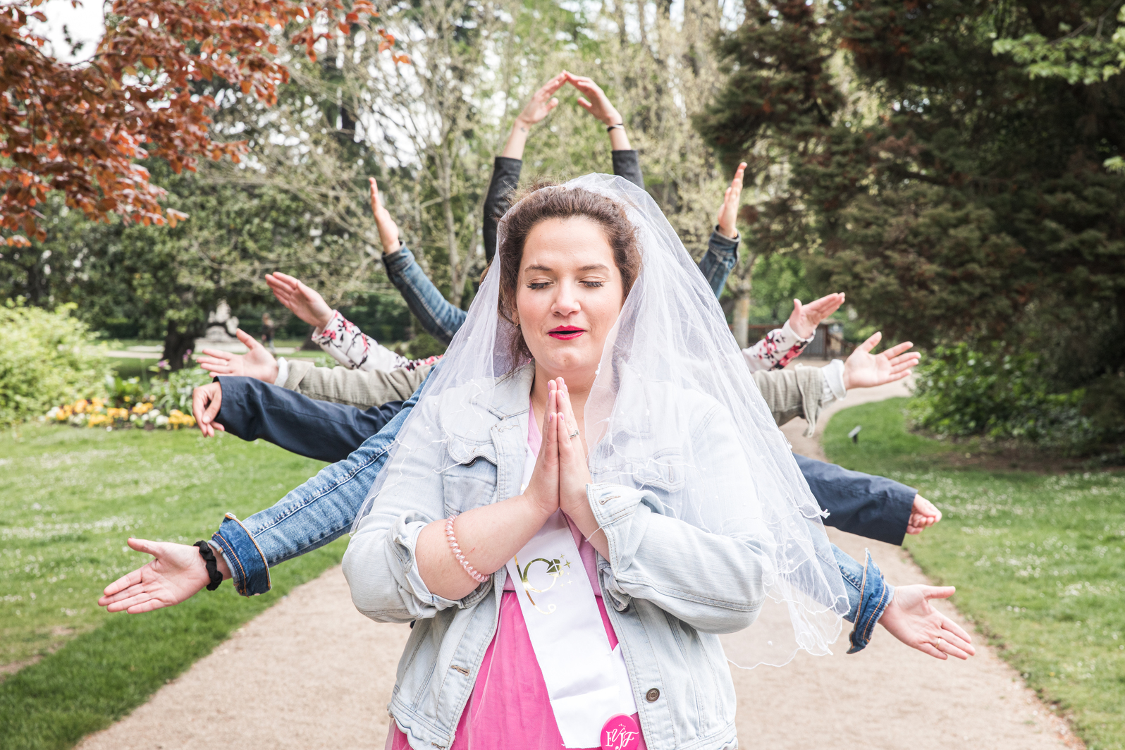 Portrait d'une future mariée pour son EVJF, pris en extérieur par un photographe en studio à Tours