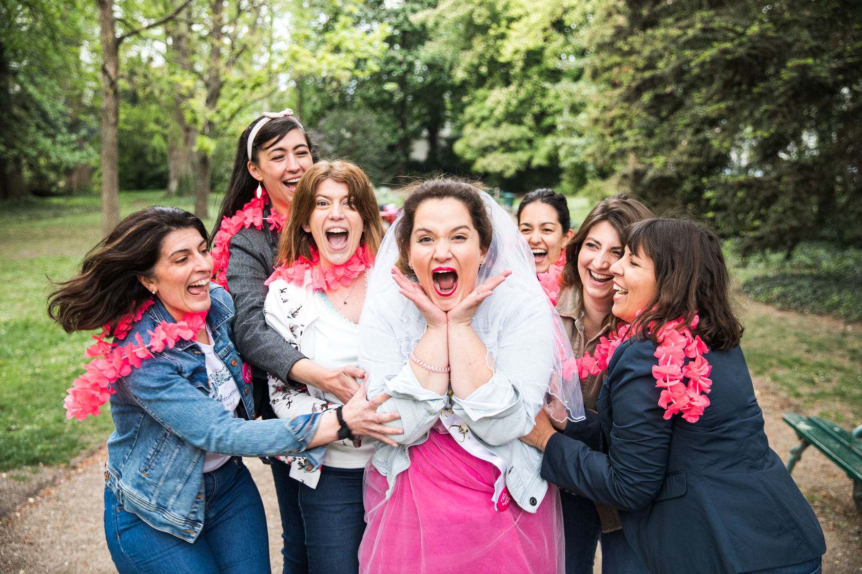 Portrait d'une future mariée pour son EVJF, pris en extérieur par un photographe en studio à Tours