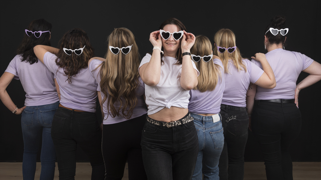 Portrait d'une future mariée pour son EVJF, pris par un photographe en studio à Tours