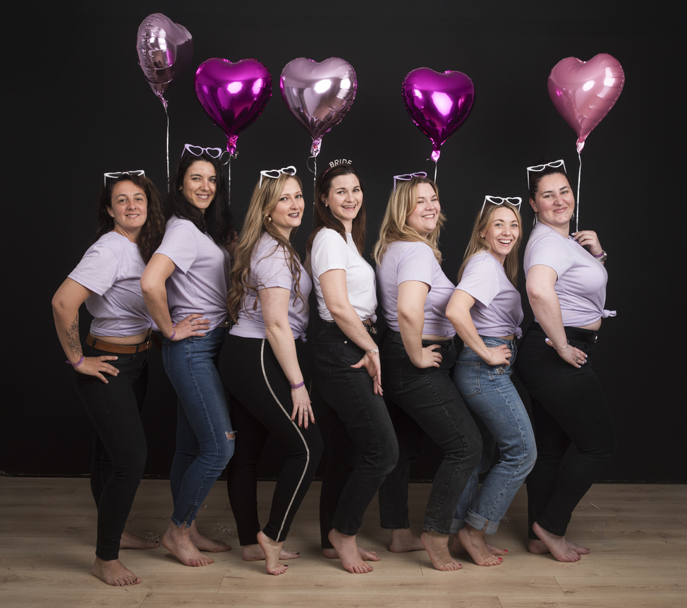 Portrait d'une future mariée pour son EVJF, pris par un photographe en studio à Tours