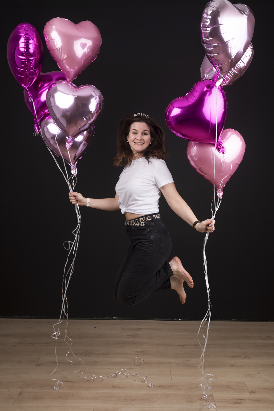 Portrait d'une future mariée pour son EVJF, pris par un photographe en studio à Tours
