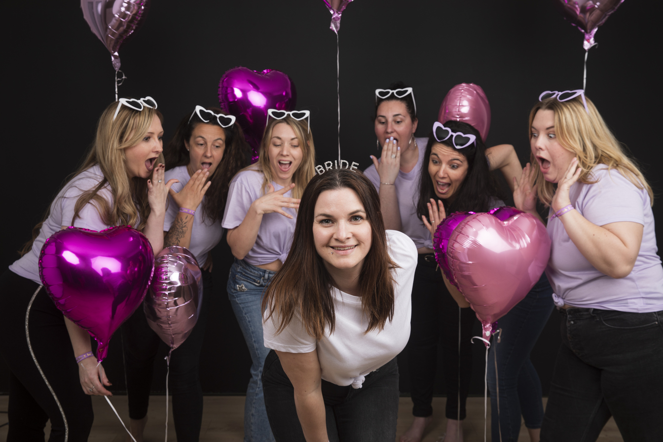 Portrait d'une future mariée pour son EVJF, pris par un photographe en studio à Tours