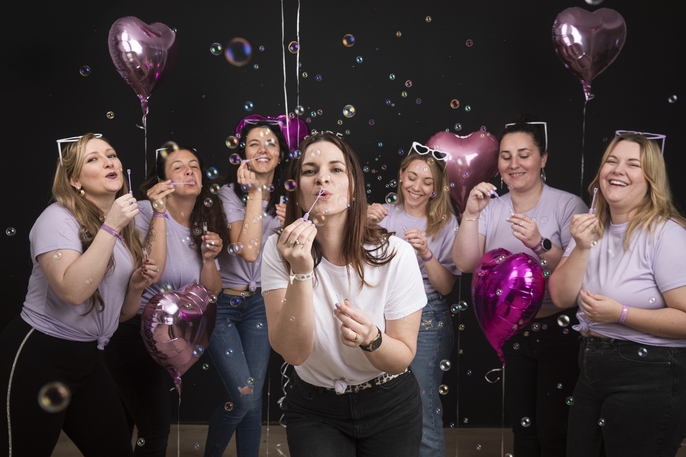 Portrait d'une future mariée pour son EVJF, pris par un photographe en studio à Tours
