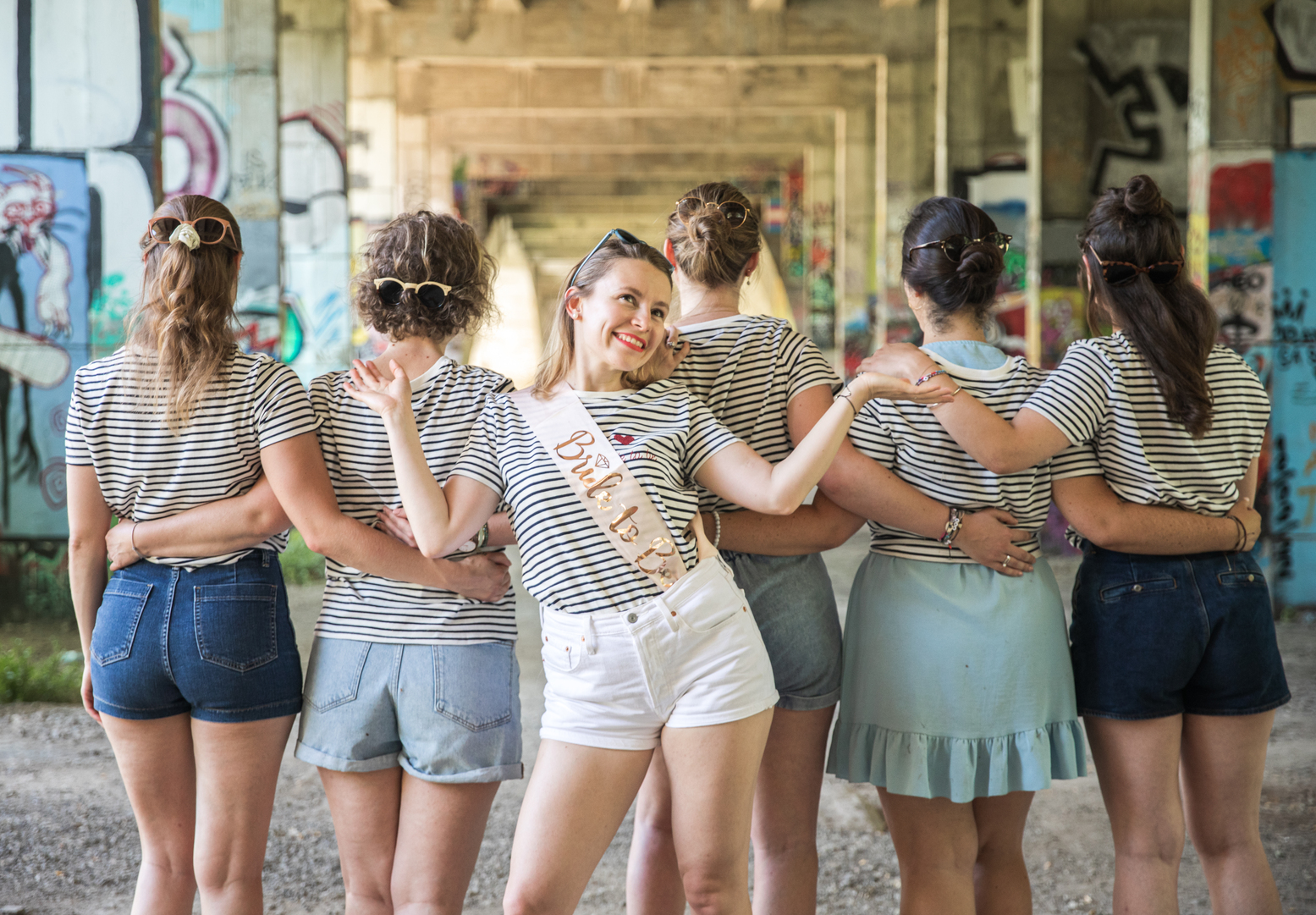Portrait d'une future mariée pour son EVJF, pris en extérieur par un photographe en studio à Tours