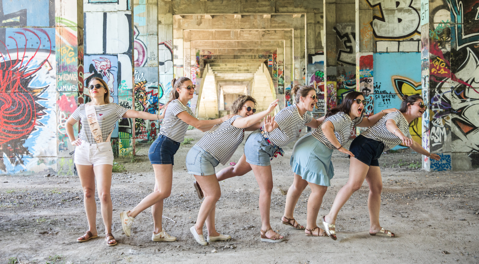 Portrait d'une future mariée pour son EVJF, pris en extérieur par un photographe en studio à Tours