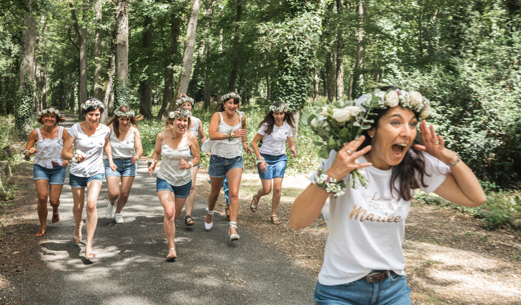Portrait d'une future mariée pour son EVJF, pris en extérieur par un photographe en studio à Tours